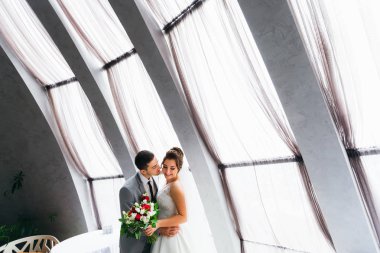 damat kucaklar ve gelin öpmek istiyor. gelin bir düğün tutun