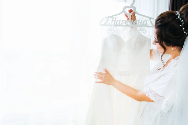 Красивая невеста с вуалью невесты затрагивает свадебное платье на й — стоковое фото