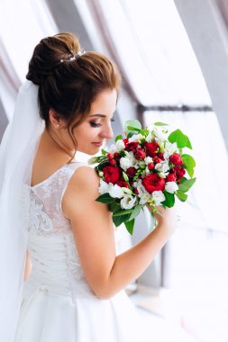 Güzel saç stili olan gelin bir düğün buketi tutuyor. büyük 