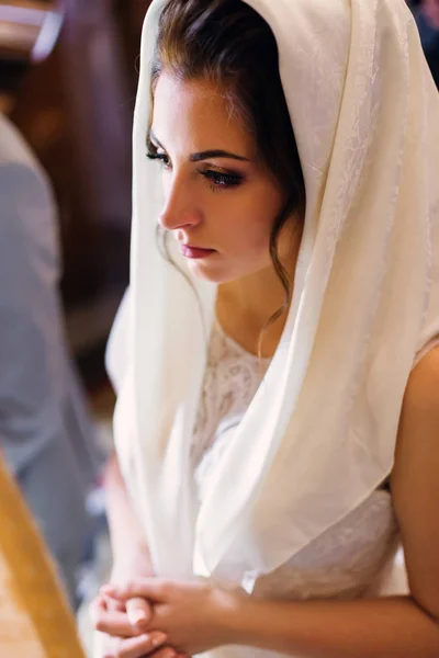 Невеста в церкви и на голове платок на черном и белом — стоковое фото