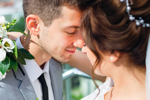 Frischvermählte in Großaufnahme schlossen die Augen und lehnten ihre Köpfe — Stockfoto