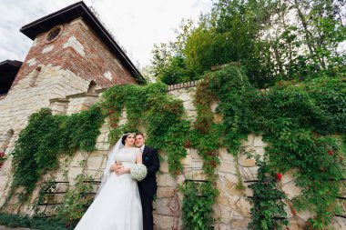 damat arka taraftan gelin kucaklar. Gelin ho