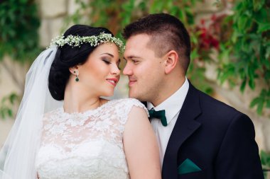 damat arka taraftan gelin kucaklar. yeni evliler l