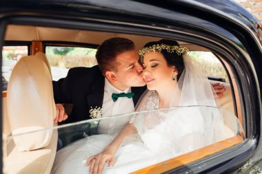 sevimli gelin gözlerini kapattı ve damat onu c onu öper