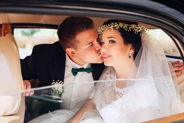 Милая невеста закрыла глаза и жених целует ее на ее c — стоковое фото