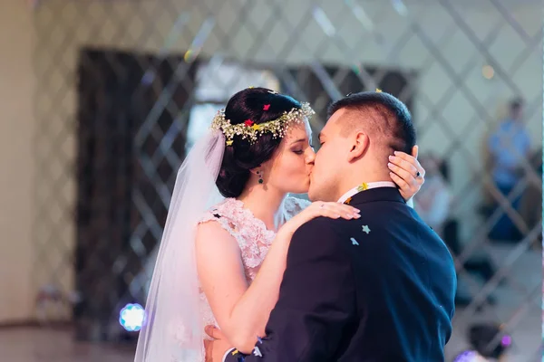 Os recém-casados dançam no salão do restaurante. beijo de recém-casados — Fotografia de Stock