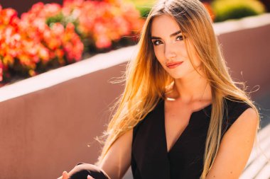 Güzel bir makyaj ile bir kız kameraya bakar. Close