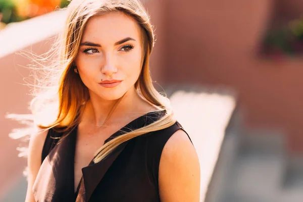 Une fille avec un beau maquillage regarde dans la caméra. gros plan — Photo