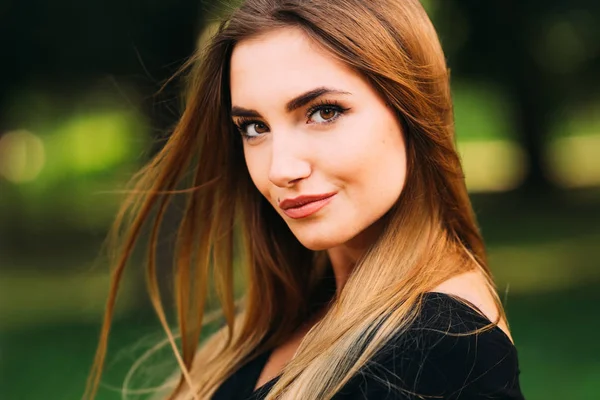 Portré egy fiatal nő, gyönyörű smink. Barna — Stock Fotó