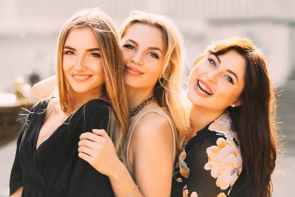 A close-up of happy girls with a beautiful make-up. hugs and smi — Stock Photo, Image