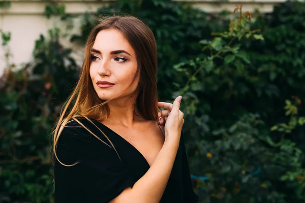 Ragazza di primo piano con un trucco in abito nero. ha chiuso gli occhi — Foto Stock