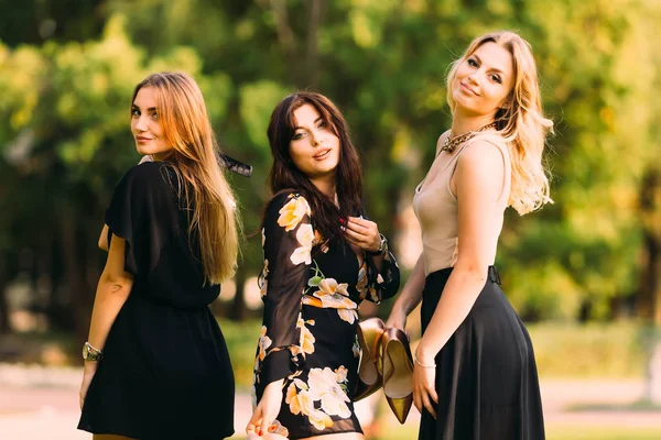 Belle ragazze stanno guardando oltre le spalle e tenendo sho — Foto Stock