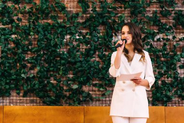 düğün töreni. Mikrofon ve fotoğraf ile törenlerin Ustası