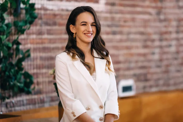 Hermosa mujer maestro de ceremonias sonrisa y mantener micrófono — Foto de Stock