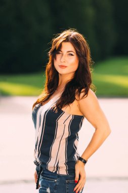 Makyajlı güzel bir kadın kameraya bakıyor. Kapat.