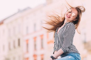 sokakta eğlenen gülümseyen kız. kameraya bakmak ve sallayarak