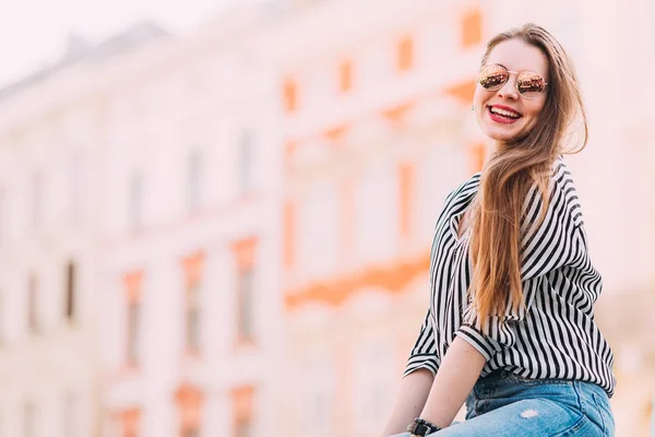 Close-up van Happy Woman in zonnebrillen. Glimlach. City Building — Stockfoto