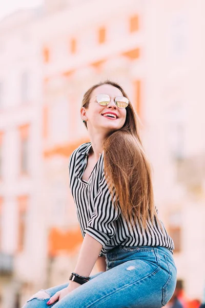 Portret van schattig verbazingwekkend glimlachend meisje. modieuze zonnebrillen, s — Stockfoto