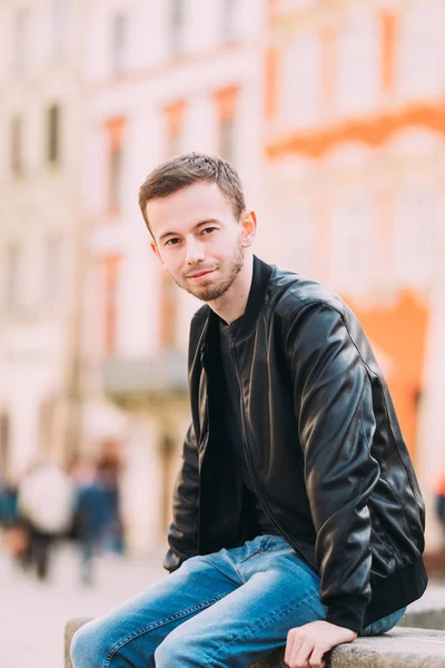 Retrato del hombre guapo con barba en la chaqueta de cuero mirar a ca. — Foto de Stock