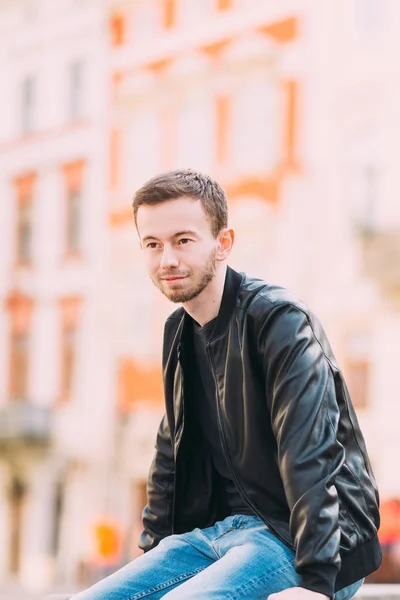 Retrato del hombre guapo con barba en la chaqueta de cuero mirar a ca. — Foto de Stock