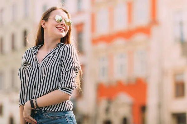 Молодая красивая девушка в стильных солнечных очках на фоне — стоковое фото