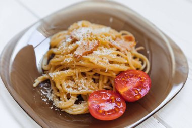 lezzetli spagetti parmesan ile serpilir. Makarna ve domates 