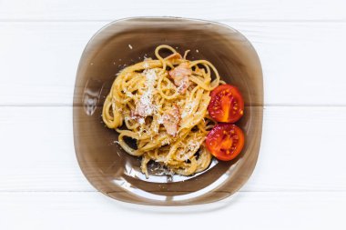 lezzetli spagetti parmesan ile serpilir. Makarna ve domates 