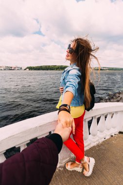 Göl kenarında bir sırt çantası ile güneş gözlüğü şık kız. adam ho