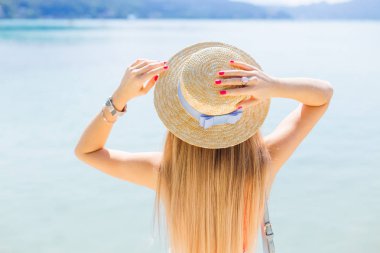 uzun saçlı bir kız için arka görünüm o bo kollarını tutar