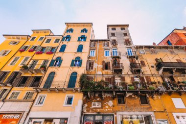 Eski Avrupa binasının parlak renkli yüzü. sh ile pencereler