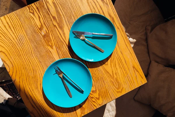 masada çatal bıçak takımı ile boş plaka. Café. üst görünüm.