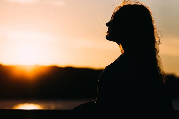 Profil et silhouette de la fille. lac et coucher de soleil — Photo