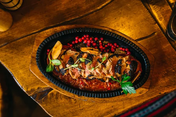 Delicioso plato de carne con salsa en un plato. vista superior — Foto de Stock