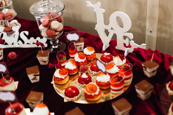 Ahududu ile dekore cupcakes — Stok fotoğraf
