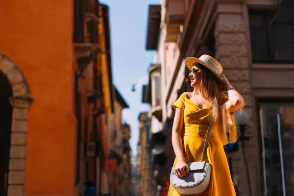 Mode stijl jong meisje met handtas poseren op straat — Stockfoto