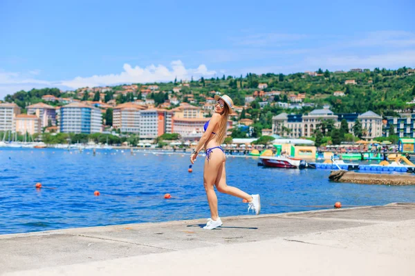 Portoroz, Eslovênia - Jul 6, 2018 young girl have fun in blue swi — Fotografia de Stock