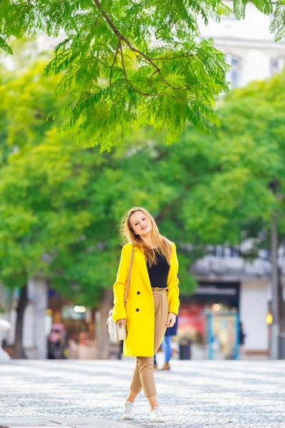 Flickan i den gula pälsen på gatan, snygg outfit, kvinna — Stockfoto