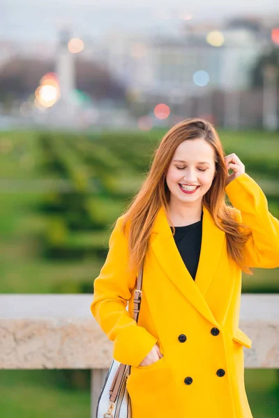 Close-up van een glimmend meisje met een mooie make-up in een gele co — Stockfoto