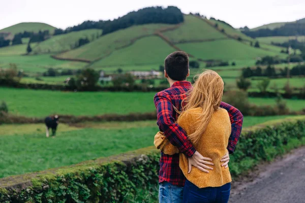 Krama ett par kära. bergsutsikt. bakåtsikt — Stockfoto