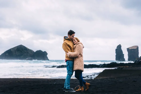 海のほとりで男と女の官能的な抱擁. — ストック写真