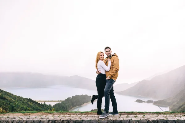 Het paar in liefde poseert tegen de achtergrond van mooie la — Stockfoto