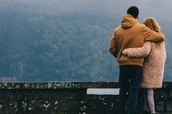 Verliebte Paare, die sich umarmen. die Berge sind bedeckt mit — Stockfoto