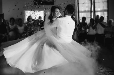 siyah ve wh restoran salonunda yeni evliler düğün dansı