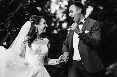 yeni evliler el ele tutuşup birbirlerine siyah ve whi bakmak