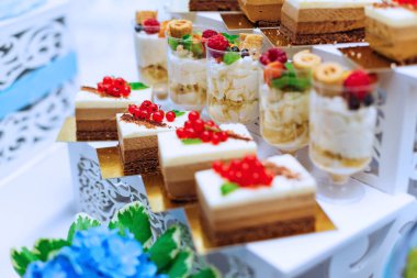 standında çilek ve dondurma ile dekore cupcakes