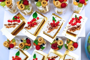 sta üzerinde çilek ve dondurma ile dekore cupcakes üst görünümü