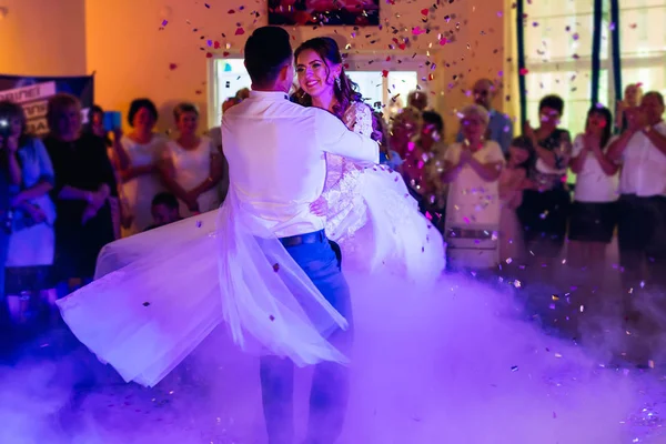 Dança de casamento de recém-casados. em torno dos recém-casados fumaça decorativa , — Fotografia de Stock