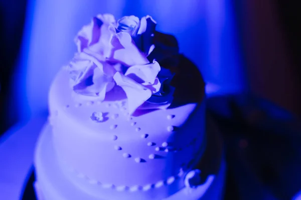 Крупным планом свадебного торта, покрытого сладкими сливками и украшенного — стоковое фото