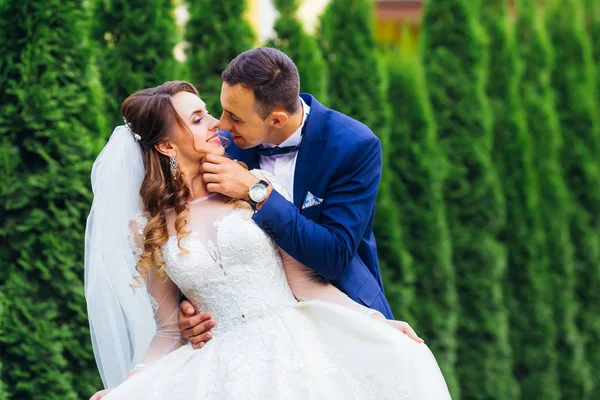 Beijando casal no fundo verde. conceito de noivado casamento — Fotografia de Stock