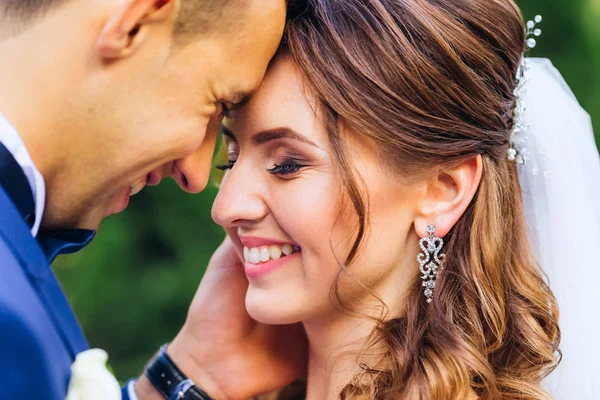 Close-up de recém-casados que inclinam a cabeça um para o outro e smi — Fotografia de Stock